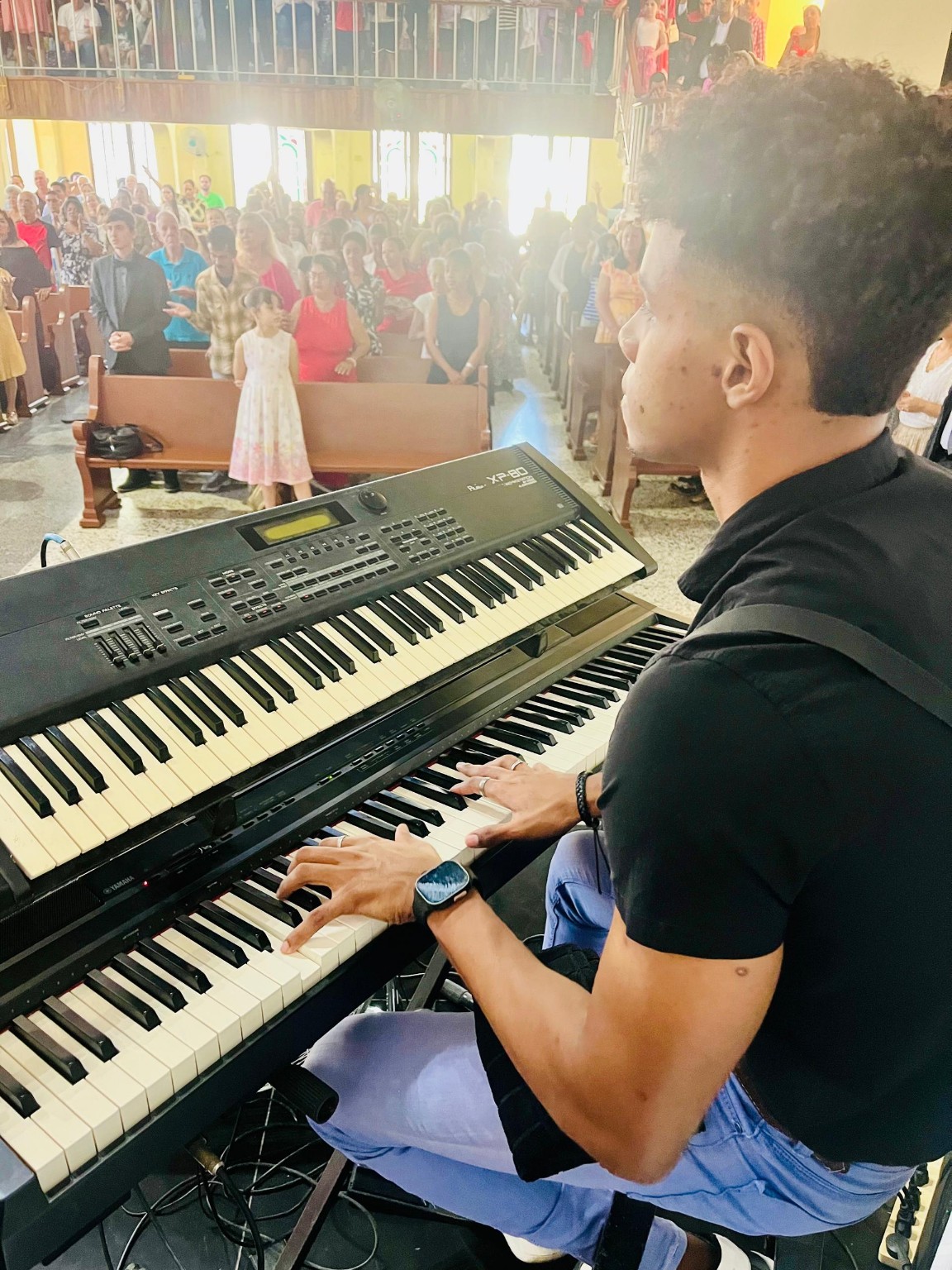 Daniel Montalvo tocando el teclado en Cienfuegos